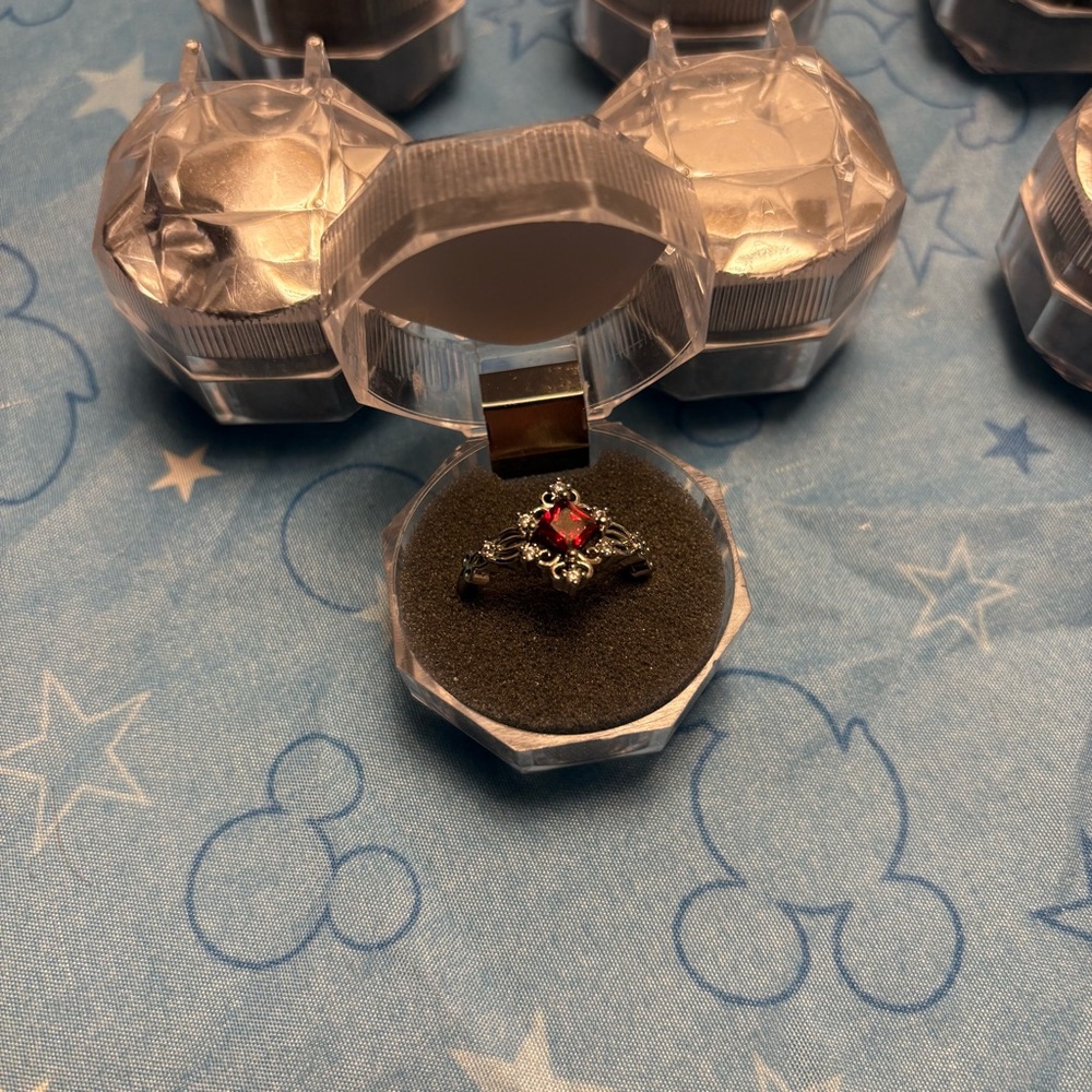 Set of 14 Clear Diamond-Shaped Ring Boxes - Picture 4 of 10